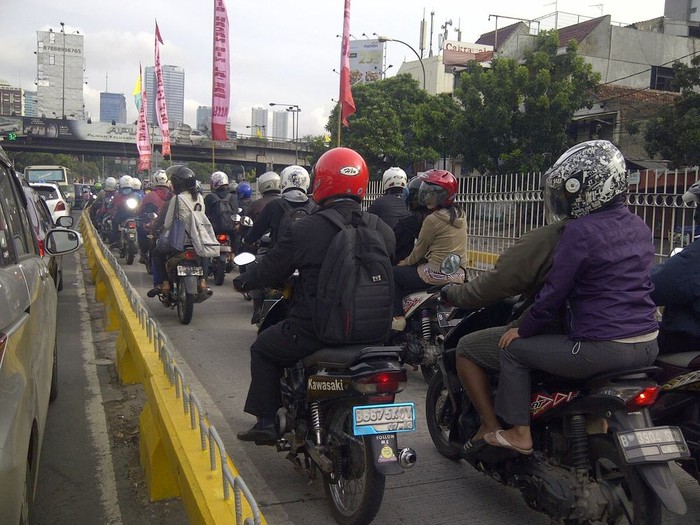 Duh! Pemotor Sulap Jalur TransJ di Buncit-Mampang Jadi Jalur Motor