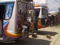 Bus memodifikasi armadanya dengan membuat dudukan untuk mengangkut motor. 1 motor jenis apapun dihargai sama dengan 1 penumpang dengan tujuan yang disepakati. Foto diambil saat perjalanan dari Atambua menuju Kupang. (Foto Dwi Sumarwanto)