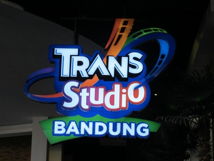 Tahun Baru Bareng Agnes Monica di Kawasan Trans Studio