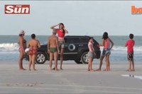 Namun pertumbuhannya yang sangat cepat berdampak pada kesehatannya, terutama tungkai dan sendi. Kini ia sering mengalami nyeri pada tungkai, sendi dan dada, serta serangan migrain yang cukup parah. Dua tahun lalu dokter sudah mengangkat kelenjarnya, tubuhnya pun sudah mulai menyusut. Tapi tetap saja, tubuh Elisany yang jangkung belum cocok masuk ke bus sekolah. (Foto: thesun)