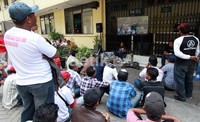 Para pendukung Jhon Kei menyaksikan sidang.     