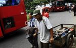 Terminal Bayangan Pasar Rebo Bikin Macet