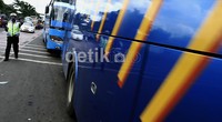 Polisi yang berada di lokasi tidak bisa berbuat banyak, terminal Kampung Rambutan yang berjarak kurang lebih 300 meter tidak mampu menarik penumpang.