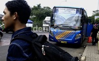 Bus-bus AKAP tidak peduli dengan kemacetan yang ditimbulkannya.     