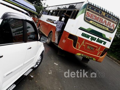 Terminal Bayangan Pasar Rebo Bikin Macet