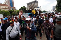 Para pendemo berorasi menuntut agar John Kei dihukum seberat-beratnya kepada John Kei.