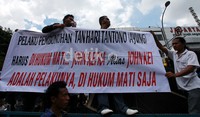 Para pendemo juga membawa spanduk berisi tuntutan.