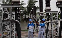 Petugas operasional mengukur suhu pada titik sambungan di peralatan tegangan tinggi dengan alat Thermogan di Gardu Induk PLN, Penggilingan.