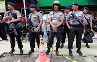 Polisi bersenjata laras panjang berjaga di sekitar Pengadilan Negeri Jakarta Pusat.
