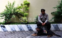 Penjagaan juga melibatkan pasukan K-9 atau anjing pelacak.