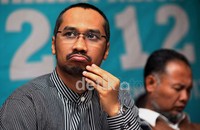 Ketua KPK Abraham Samad (kiri), didampingi Wakil Ketua KPK Bambang Widjojanto (kanan), saat memberikan keterangan laporan akhir tahun 2012.