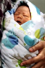 Kebahagiaan Astrid & Suami Menyambut Buah Hati
