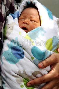 Dengan operasi cesar, anak pertamanya itu lahir dengan berat 3,2 kilo dan panjang 49 cm.