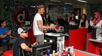 Aqi nampak atraktif mengajak awak redaksi detikcom ikut bernyanyi.