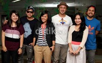 Beberapa karyawan detikcom diajak berfoto bersama para personel Alexa.