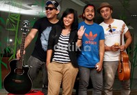 Alexa membiarkan single terbarunya berjudul 'Bebas' diunduh gratis karena sebagai bentuk protes atas maraknya pembajakan.
