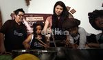 Laura Basuki Asyik Membuat Cokelat