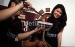 Laura Basuki Asyik Membuat Cokelat