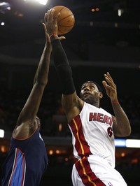 Pada laga ini, James menyumbangkan 27 poin, 12 rebound, dan 8 assist untuk Heat. Dwyane Wade menambahkan 29 poin, sementara Mario Chalmers mencetak 17 poin. REUTERS/Chris Keane.