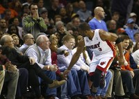 Pemain Miami Heat Dwyane Wade berselebrasi usai mencetak poin. Bagi Bobcats, hasil buruk ini memperpanjang daftar kekalahan yang mereka derita musim ini. Tim asuhan Mike Dunlap ini kalah 16 kali secara beruntun. REUTERS/Chris Keane.