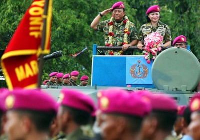 Prajurit Marinir Lepas Laksamana TNI Soeparno
