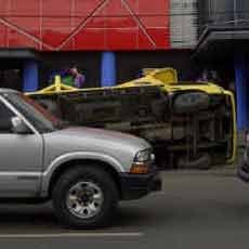 Truk Terguling Setelah Injak Selokan