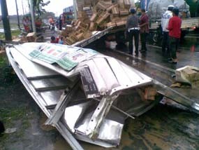 Kecelakaan Bus Pariwisata dan Mobil Box di Rejoso, Dua Orang Luka