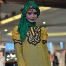 Indra Indri Tawarkan Busana Muslim Karya Warna di 2013