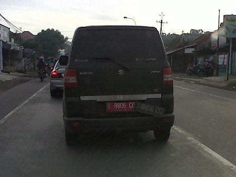 Nakal, Mobil Pelat Merah Ditutupi Pelat Hitam