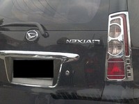 Saking cintanya dengan merek HP tertentu, merek mobil pun diganti merek HP. Xenia Li, diubah menjadi Nexian. (Rendra Suryapraba).