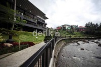 Memang bila dari namanya saja sudah terdengar lokasi ini posisinya berada di sisi sungai.