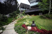 Taman yang berkontur seperti bukit semakin membuat segar mata anda dengan melihat keindahan Cimory Riverside.