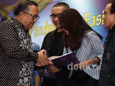 Wamenparekraf Serahkan Hadiah FFI 2012