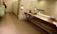 Toilet di bandara Changi sangat bersih dengan kualitas bintang lima.