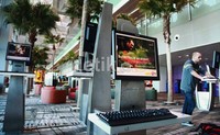 Bandara Changi menyediakan jaringan internet gratis di ruang tunggu penumpang.