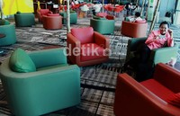 Bandara Changi menyediakan tempat duduk yang nyaman di berbagai sudut.
