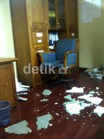 Plafon Ruang Anggota FPKS DPR Roboh