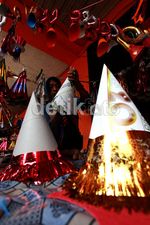 Pedagang Terompet Tahun Baru Mulai Bermunculan