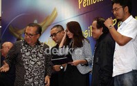 Wakil Menteri Parekraf, Sapta Nirwandar menyerahkan piagam dan uang tunai kepada Acha Septriasa sebagai pemeran utama wanita terbaik FFI 2012.