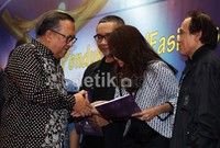 Selain itu, dalam acara tersebut juga diberikan hadiah kepada pemenang lomba penulisan cerita film terbaik.