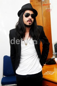 Ia tampil mengenakan kaos putih, blazer hitam, dan topi fedoranya. Gusmun/detikHOT.