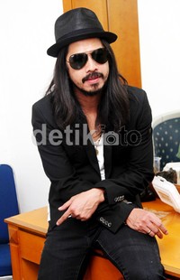 Kacamata hitam pun tak lepas dari penampilannya. Gusmun/detikHOT.