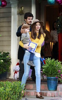 Keduanya juga tampak membawa sang buah hati, Flynn. (Larsen/INFPhoto.com; eonline)