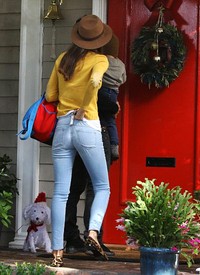 Miranda terlihat casual dengan atasan kuning, celana jeans, dan flat shoes motif leopard. (Daily Mail).