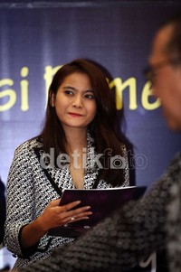 Acha menerima hadian sebagai aktris utama wanita terbaik.