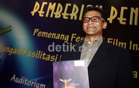 Tak hanya Acha, Donny Damara yang juga menjadi pemeran utama pria terbaik FFI 2012 juga turut hadir dalam penyerahan hadiah tersebut di Gedung Film, Jl Gatot Subroto, Jakarta.