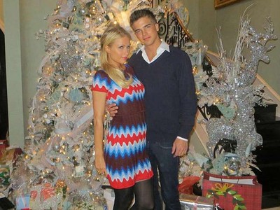 Kemesraan Paris Hilton & Pacar Saat Natal