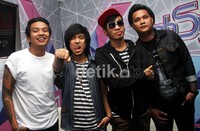 Kami mau bahagiain keluarga di tahun baru ini, takut dibilang sombong sama keluarga mentang-mentang jadi artis, tambahnya. Gusmun/detikHOT.