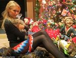 Kemesraan Paris Hilton & Pacar Saat Natal