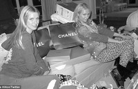 Paris berpose dengan adiknya, Nicky Hilton. (Twitter; Daily Mail)